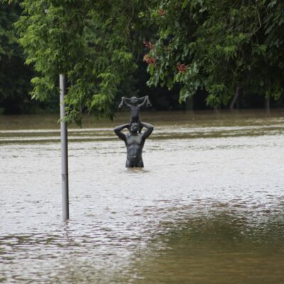 Χρήστης αναπηρικού αμαξιδίου παρασύρθηκε από τις πλημμύρες του Isar στο Μόναχο