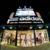 Η Adidas κλείνει τις τοποθεσίες και απολύει 200 εργαζομένους της Η Adidas κλείνει τις τοποθεσίες και απολύει 200 εργαζομένους της