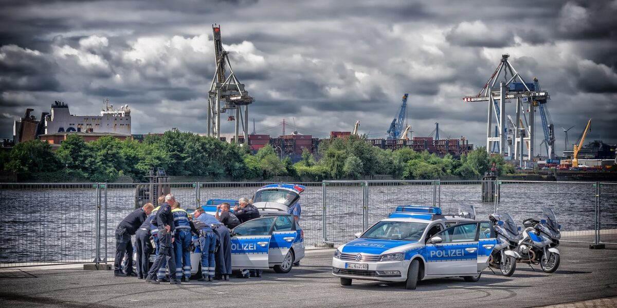 Ακέφαλο πτώμα ξεβράστηκε στις όχθες του Έλβα στο Αμβούργο Ακέφαλο πτώμα ξεβράστηκε στις όχθες του Έλβα στο Αμβούργο