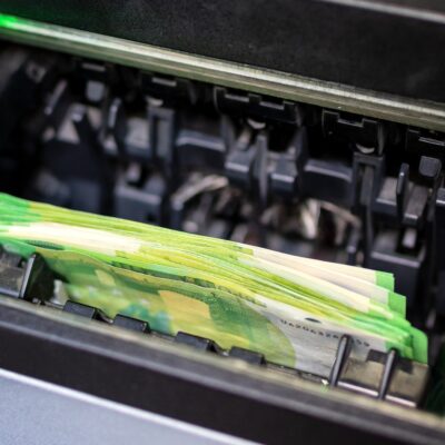 Τέλος τα αρνητικά επιτόκια σε αποταμιευτικούς λογαριασμούς – Ποιοι δικαιούνται επιστροφή Τέλος τα αρνητικά επιτόκια σε αποταμιευτικούς λογαριασμούς – Ποιοι δικαιούνται επιστροφή